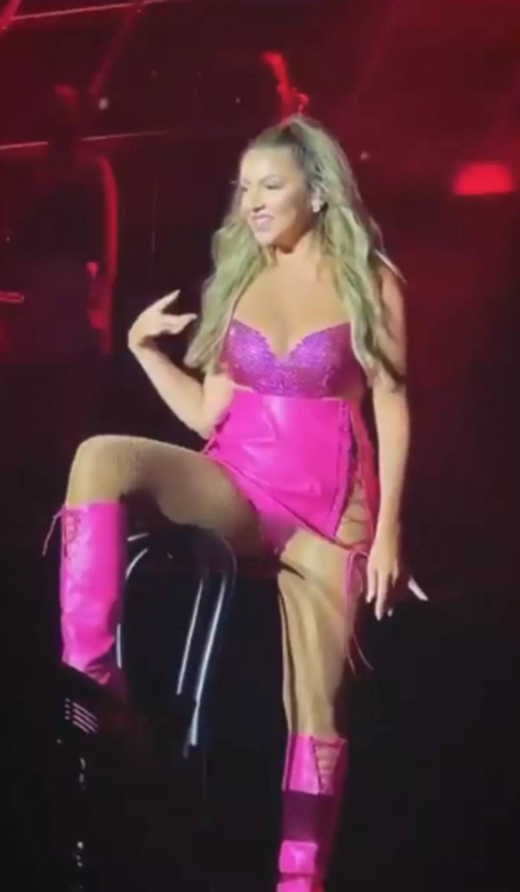 Hadise'den soluk kesen görüntüler: Sahnede duş alıp yatakta şarkı söyledi! 9